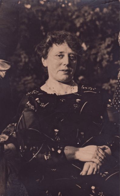 Tante beweerde dat ze een jurk droeg met allerlei codes op voor komende bezoekers uit de kosmos. We zijn gestopt met wachten.